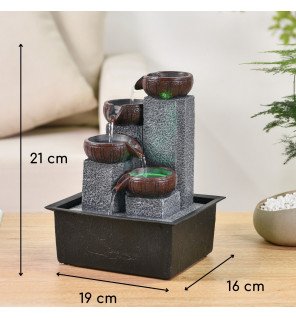  fontaine d’intérieur avec eau ruisselante et reflets lumineux pour favoriser la méditation