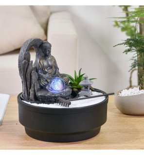  ambiance zen avec la fontaine sumana en fonctionnement dans une pièce tamisée
