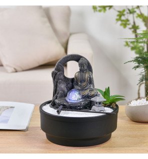  plan serré sur l'eau qui s'écoule délicatement sur les niveaux de la fontaine