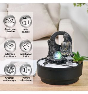  fontaine d'intérieur installée dans un coin détente avec plantes vertes et coussins