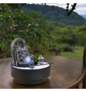  détail de la finition texturée de la fontaine sumana pour une touche naturelle