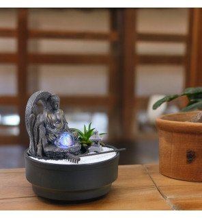  fontaine d'intérieur jardin zen placée sur un bureau pour favoriser la concentration