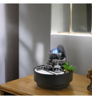  fontaine décorative avec cascade d'eau et galets pour une ambiance relaxante dans un séjour