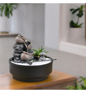  fontaine décorative avec cascade d'eau et galets naturels pour créer une ambiance relaxante