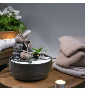  détail du socle en résine effet pierre mettant en valeur la finition artisanale