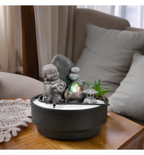  détail du bassin de la fontaine avec l'eau qui s'écoule paisiblement sur les galets