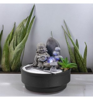  fontaine jardin zen installée sur un bureau pour favoriser la concentration et la créativité