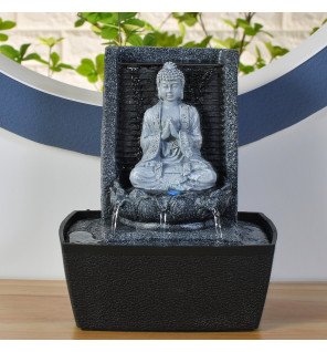  fontaine d'intérieur vue de côté montrant la finesse des détails sculptés