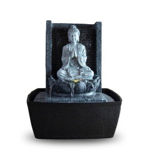  fontaine décorative associée à des accessoires de méditation pour une ambiance harmonieuse