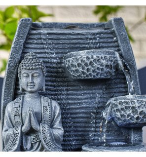  fontaine zen en fonctionnement créant une atmosphère relaxante dans un bureau