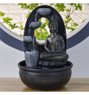  mise en scène de la fontaine avec des plantes vertes autour pour accentuer l'effet zen