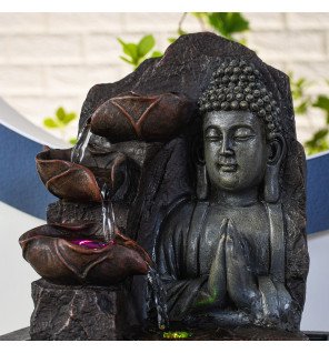 détail sur la main du bouddha recueillant l'eau en cascade
