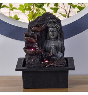  lumière douce mettant en valeur les traits du bouddha et le mouvement de l'eau