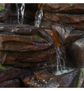  mise en scène de la fontaine niagara illuminée en soirée pour une atmosphère chaleureuse