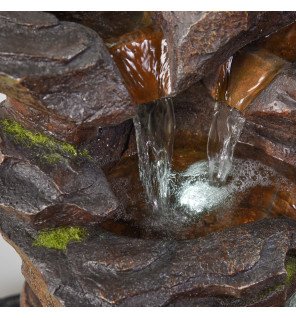  fontaine décorative niagara placée près d’un coin détente extérieur