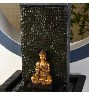  fontaine bouddha zenitude en fonctionnement sur une étagère en bois clair