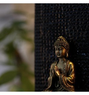  détail de la base de la fontaine zenitude avec reflets de lumière sur l'eau