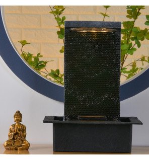  mise en scène de la fontaine zenitude avec plantes vertes et bougies pour une atmosphère relaxante