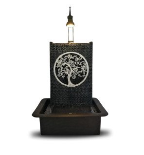 fontaine zen en décoration sur une étagère avec accessoires bien-être