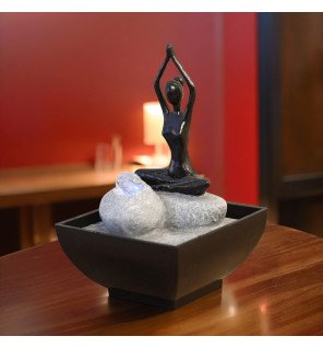  fontaine zen en résine noire avec statuette de méditation et éclairage doux