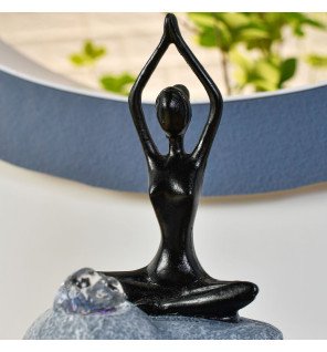  détail du socle antidérapant et du câble d’alimentation discret