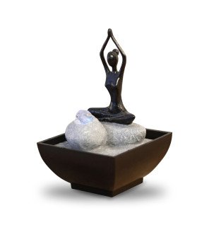  mise en scène de la fontaine yoga 2 entourée de plantes vertes pour une touche naturelle