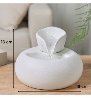  fontaine zen'light placée près de plantes vertes pour accentuer l'effet apaisant