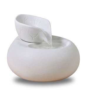  fontaine d'intérieur moderne toby en fonctionnement avec un filet d'eau continu pour une sensation de sérénité