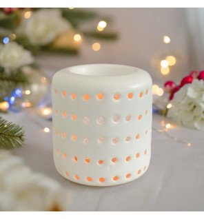  accessoire de bien-être en céramique blanche sur une étagère minimaliste