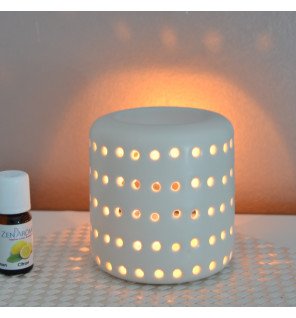  objet décoratif blanc associé à des éléments naturels comme des galets et des plantes