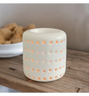  brûle-parfum coliseo blanc utilisé lors d’une séance de méditation pour favoriser la détente