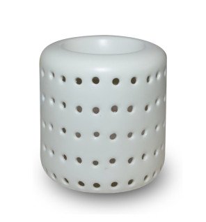  brûle-parfum en céramique blanche coliseo mis en valeur dans une ambiance chaleureuse et parfumée