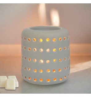  brûle-parfum coliseo en situation dans une salle de bain décorée avec des serviettes blanches