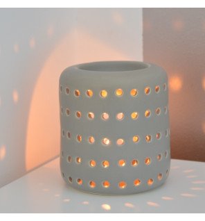  objet décoratif en céramique grise avec une lumière douce émanant de la bougie