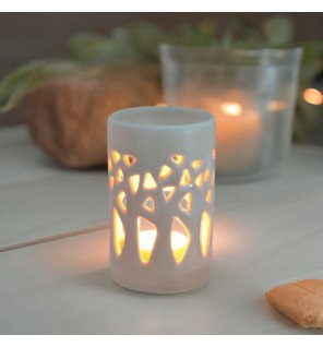  ambiance zen avec le brûle-parfum allumé diffusant une lumière douce
