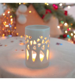  diffuseur en céramique gris forêt utilisé lors d’une séance de méditation