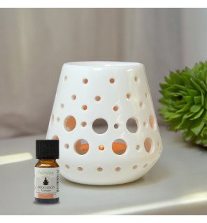  brûle-parfum en céramique blanc utilisé lors d’une séance de relaxation à la maison