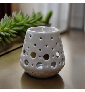  détail du brûle-parfum loob gris montrant la texture lisse et la finition mate de la céramique