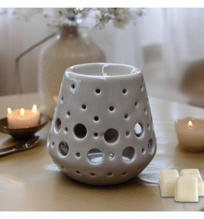  brûle-parfum posé près de plantes vertes pour une atmosphère naturelle et apaisante