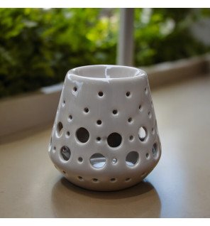  main versant de l’eau dans le brûle-parfum pour préparer la diffusion