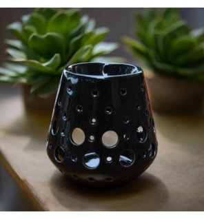  détail du brûle-parfum montrant la texture lisse et brillante de la céramique