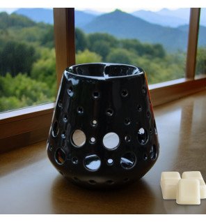  vue rapprochée sur l’ouverture supérieure pour l’ajout de parfum ou d’huiles essentielles