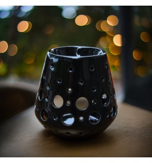  intérieur moderne décoré avec le brûle-parfum noir apportant une touche élégante