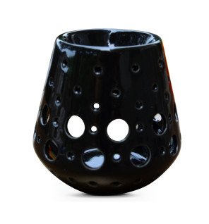  brûle-parfum loob noir utilisé lors d’une séance de méditation pour créer une ambiance apaisante