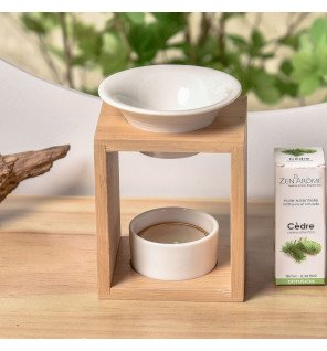  main versant de l’huile essentielle dans le brûle-parfum pour illustrer la simplicité d’utilisation