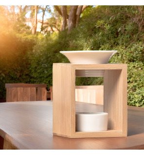  détail de la base du brûle-parfum montrant la stabilité et la finition soignée