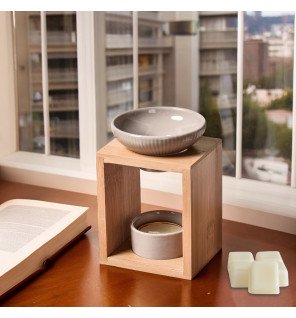  gros plan sur le brûle-parfum montrant la texture lisse de la céramique et la finition naturelle du bois