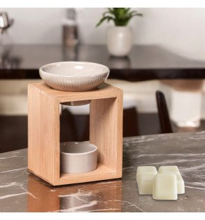  détail du support en bois du brûle-parfum soulignant la qualité artisanale du produit