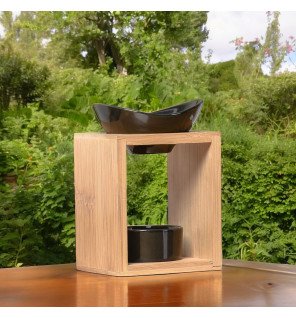  vue rapprochée du réservoir en céramique prêt à recevoir quelques gouttes d’huile essentielle