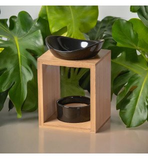  brûle-parfum en fonctionnement avec une légère vapeur s’échappant du diffuseur